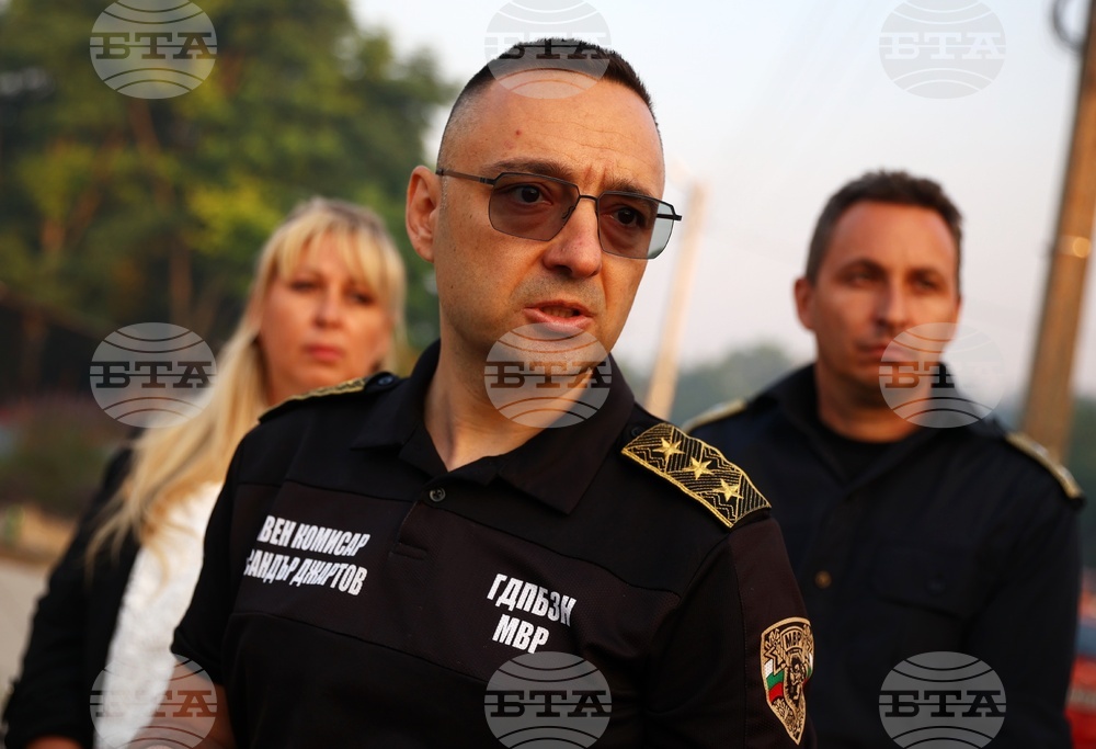 Няма опасност за онкоцентъра за деца и за населените места заради пожара около село Опицвет, каза главен комисар Джартов