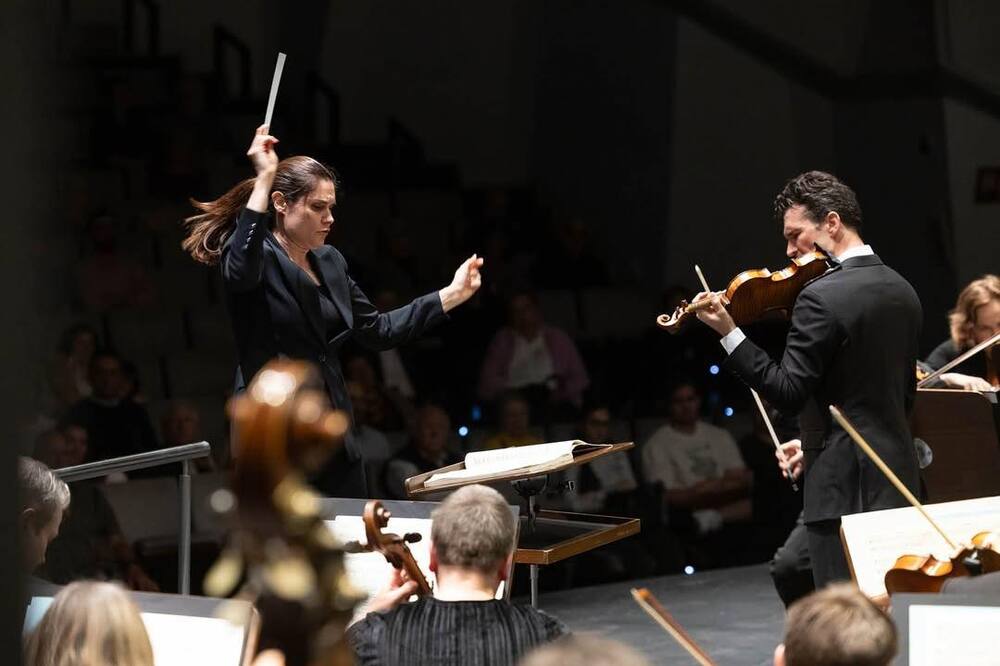 Bulgarian Conductor Delyana Lazarova Leads Symphony Orchestra Concert in Osaka