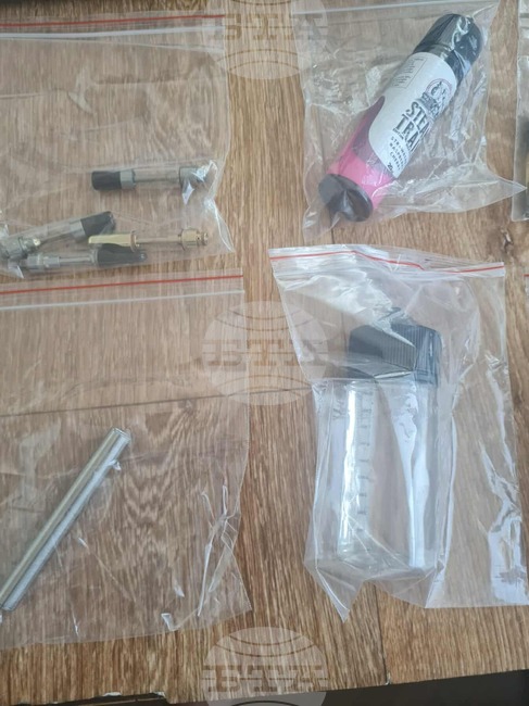 Полицаи задържаха двама непълнолетни младежи от Шумен и Велики Преслав за притежание на вейпове с наркотични вещества