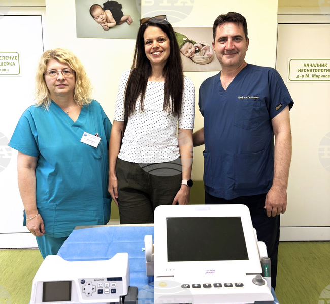 Семейство дари апаратура на родилното отделение на болница „Св. Анна“ във Варна