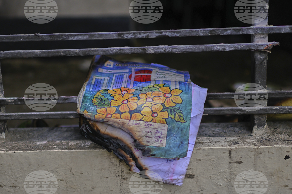 Студенти протестират на мястото на катастрофата на учебен самолет на бангладешките ВВС; броят на жертвите достигна 31