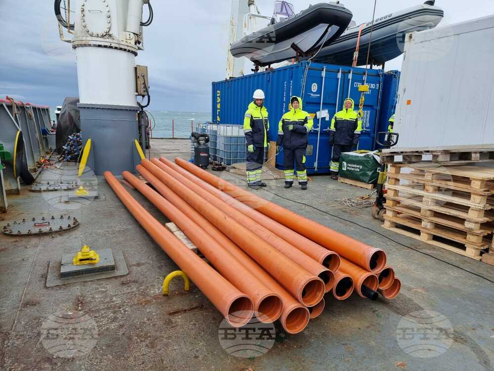 Ден 57 - Тежки метеорологични условия бавят товаро-разтоварните дейности на българската антарктическа база на остров Ливингстън