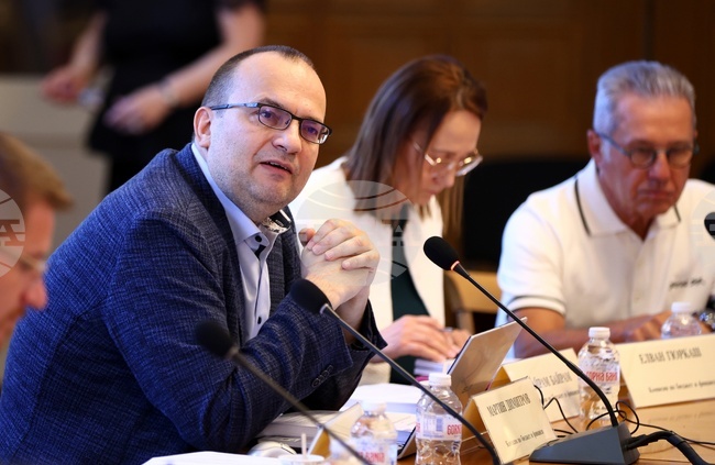 Промените в Закона за въвеждане на еврото дават "празен чек" на правителството за своеволия, смята депутатът Мартин Димитров