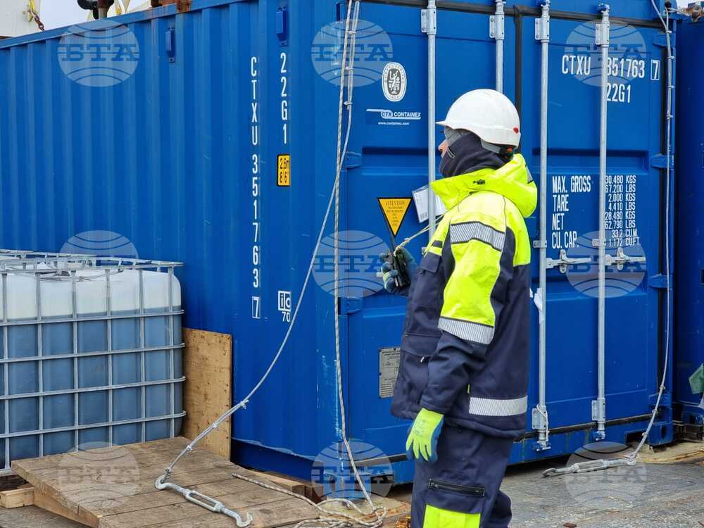 Ден 57 - Тежки метеорологични условия бавят товаро-разтоварните дейности на българската антарктическа база на остров Ливингстън