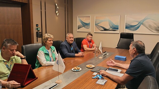 Весела Лечева проведе работна среща с председателя на ЕОК Спирос Капралос