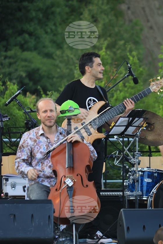 На първо място трябва да обичам музиката, която свиря, и тя да има смисъл за мен, каза за БТА германският виолончелист Кристофър Херман