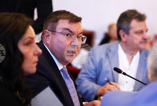 Няма как да извадим сектора на здравеопазването от социалния диалог, каза проф. Костадин Ангелов