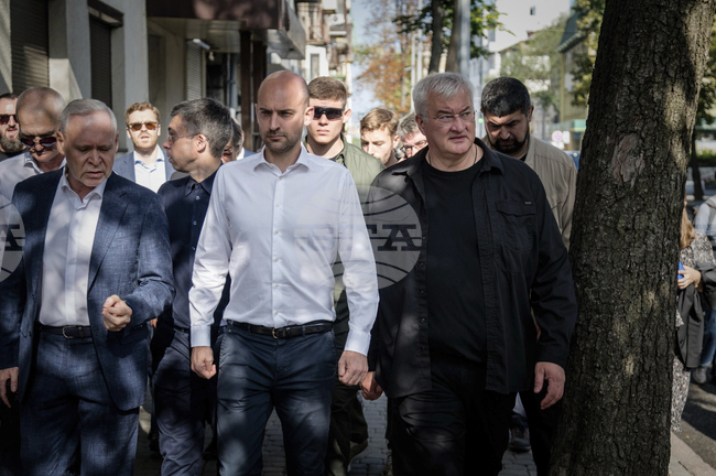 Френският външен министър посети Харков, близо до фронтовата линия в Украйна