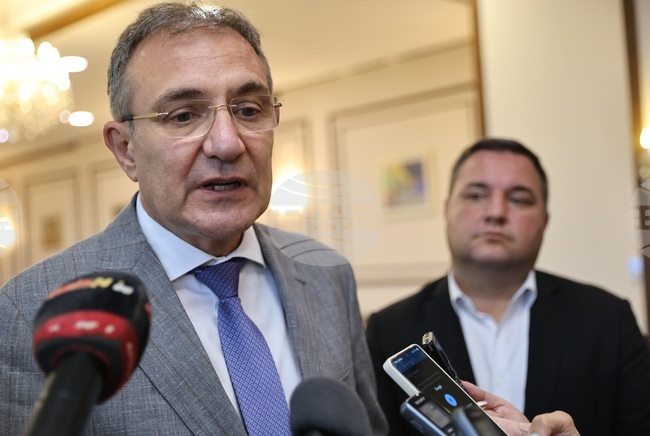 Хората, пострадали от пожарите, могат да получат помощ от около 2000 лева, каза в Пловдив министър Борислав Гуцанов 