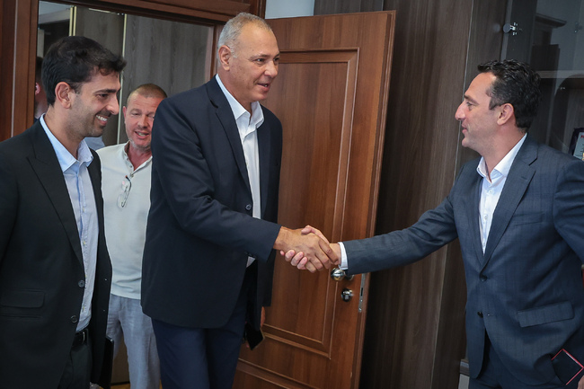 Апоел Тел Авив ще играе мачовете си от Евролигата в България, от израелския баскетболен клуб благодариха лично на спортния министър Иван Пешев