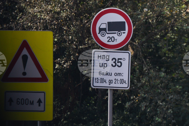 Заради очаквани високи температури днес и утре се ограничава движението на камиони по определени участъци в осем области