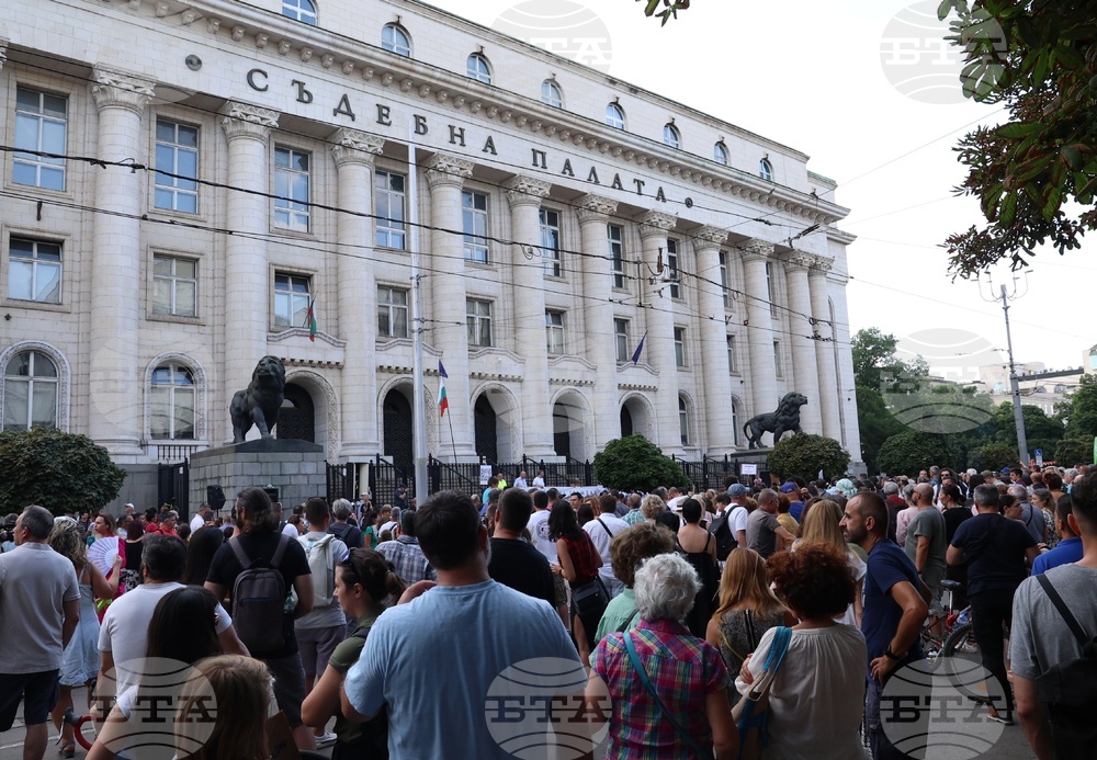 Граждани поискаха оставката на Борислав Сарафов с протестно шествие в центъра на София