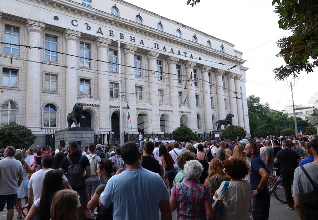 Граждани поискаха оставката на Борислав Сарафов с протестно шествие в центъра на София