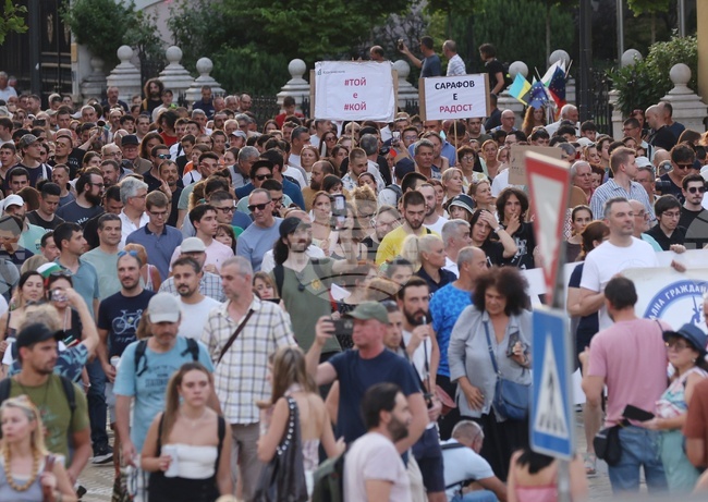 С блокада на движението по столичния Орлов мост приключи протестът в центъра на София 