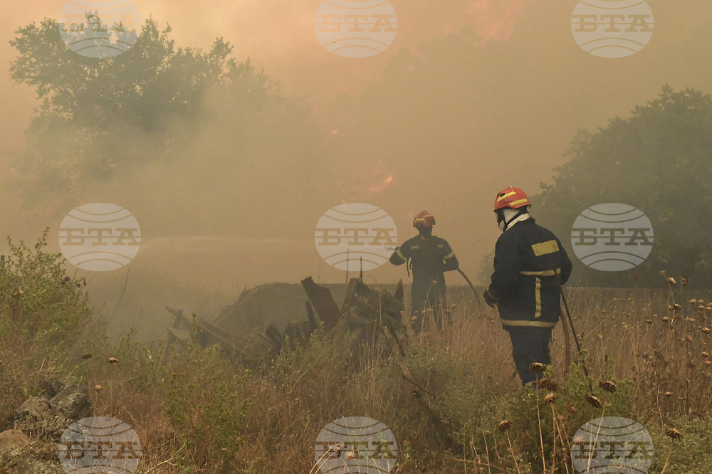 Жителите на гръцкия остров Китира се евакуират заради горски пожар