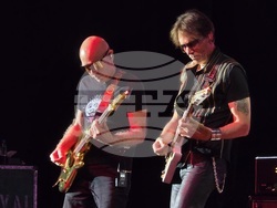 SatchVai Band в зала 1 на НДК, снимка – Борислав Бориславов/БТА