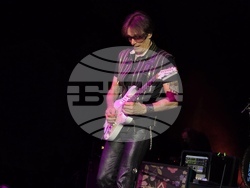 SatchVai Band в зала 1 на НДК, снимка – Борислав Бориславов/БТА