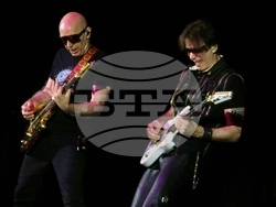 SatchVai Band в зала 1 на НДК, снимка – Борислав Бориславов/БТА