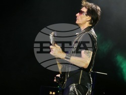 SatchVai Band в зала 1 на НДК, снимка – Борислав Бориславов/БТА