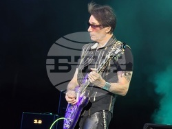 SatchVai Band в зала 1 на НДК, снимка – Борислав Бориславов/БТА