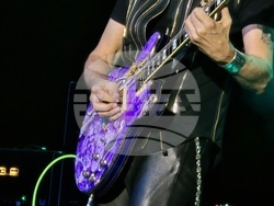 SatchVai Band в зала 1 на НДК, снимка – Борислав Бориславов/БТА