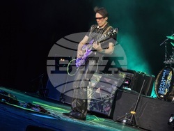 SatchVai Band в зала 1 на НДК, снимка – Борислав Бориславов/БТА