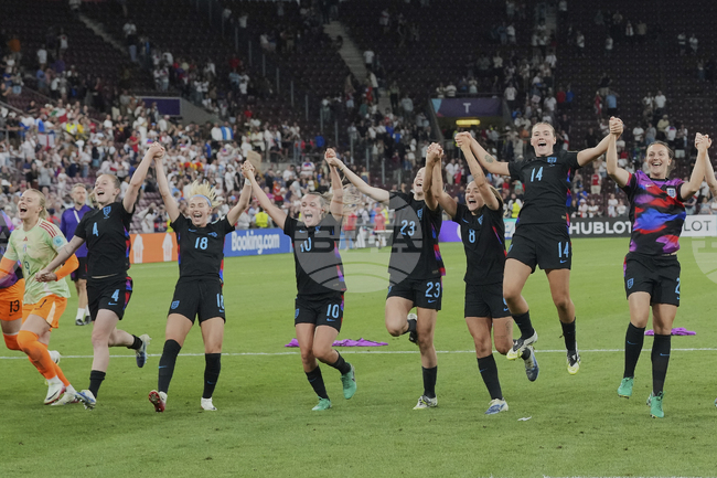 Защитаващият титлата си отбор на Англия се класира за финала на Европейското първенство по футбол за жени след драматична победа над Италия 