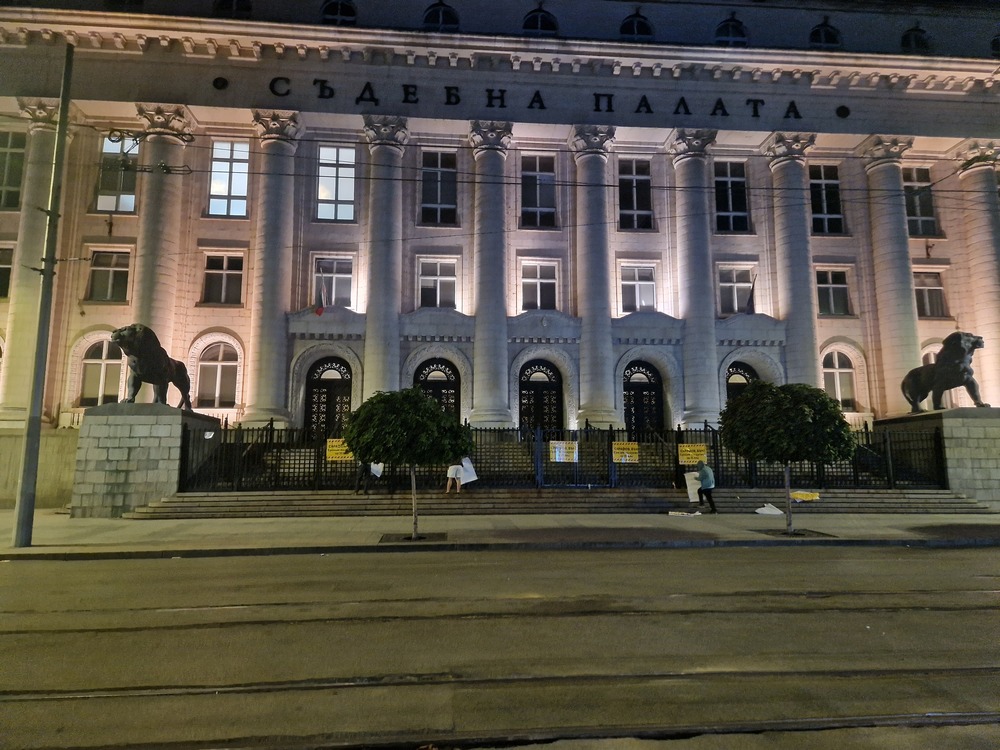 Младежката организация на “Да, България” с протестна акция срещу Борислав Сарафов пред Съдебната палата и ВСС