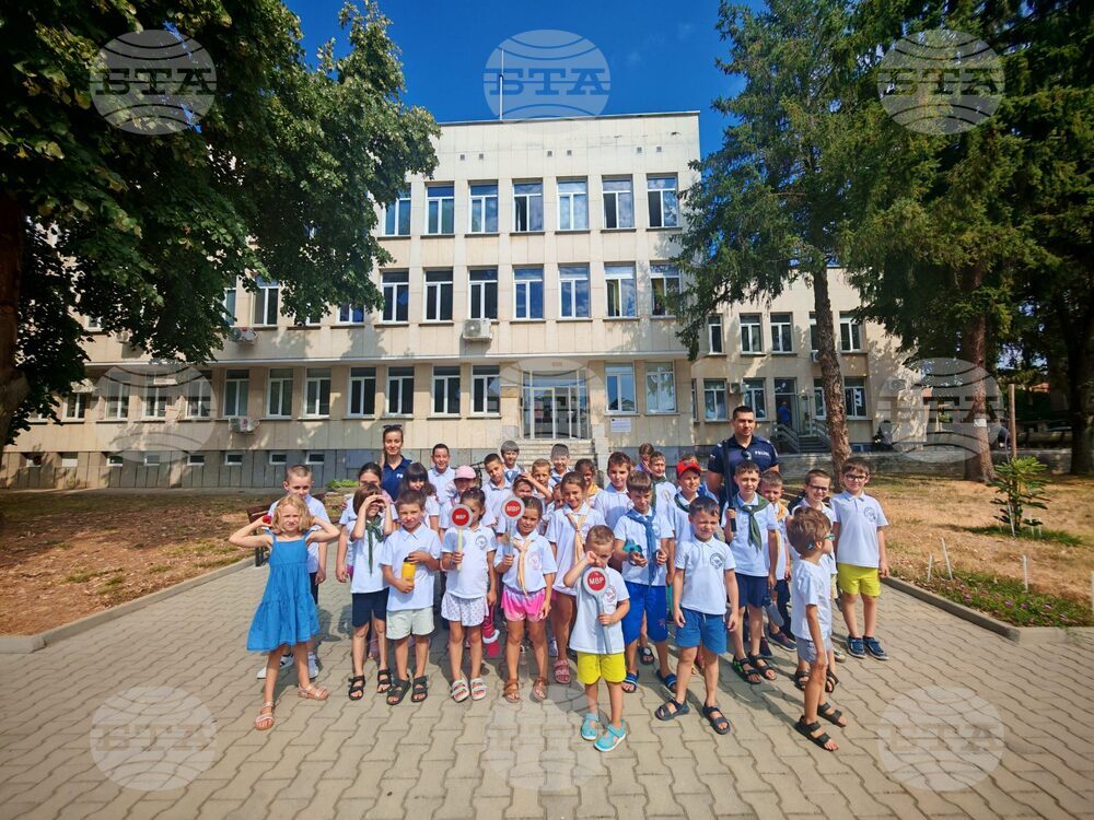 Деца от „Занимания за знания“ в Севлиево се запознаха с полицейската професия