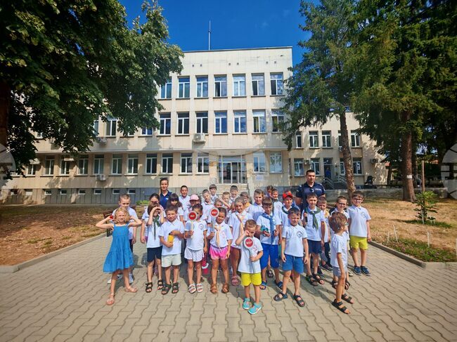 Деца от „Занимания за знания“ в Севлиево се запознаха с полицейската професия