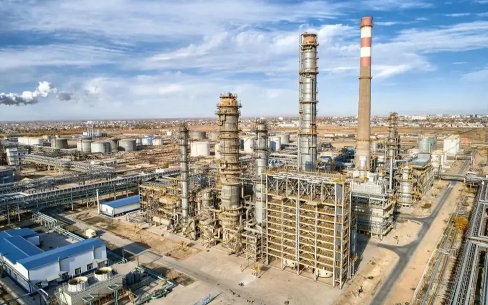 Казинформ: Казахстан одобри стратегия за преработка на нефт за периода 2025-2040 г.