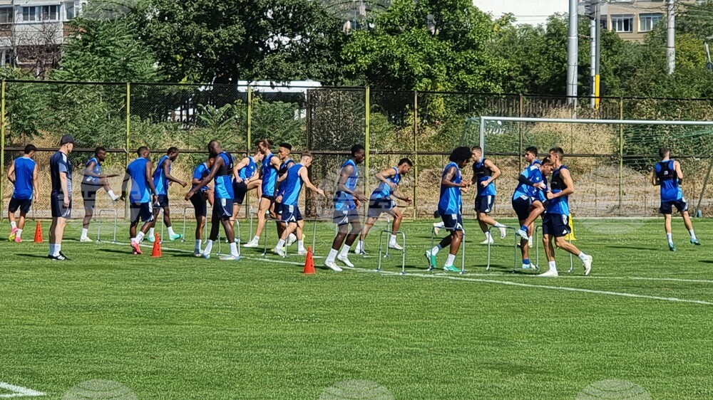 Хулио Веласкес определи групата на Левски за домакинството срещу Славия