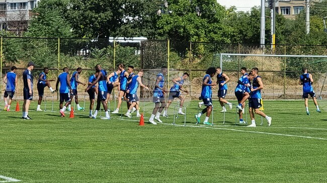 Хулио Веласкес определи групата на Левски за домакинството срещу Славия