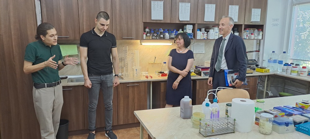 Министър Красимир Вълчев и председателят на БАН посетиха Института по молекулярна биология и Института по микробиология