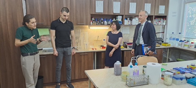 Министър Красимир Вълчев и председателят на БАН посетиха Института по молекулярна биология и Института по микробиология