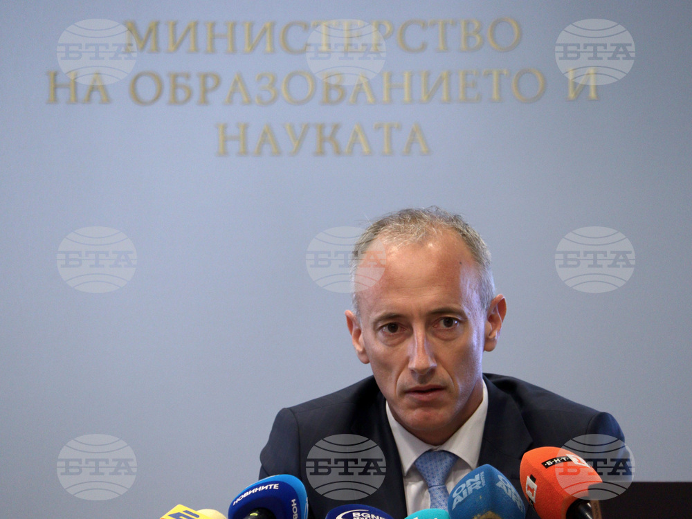 Основната ни цел е да дадем сигнал към учителите и учениците как да учат, как да се подготвят, каза министър Красимир Вълчев