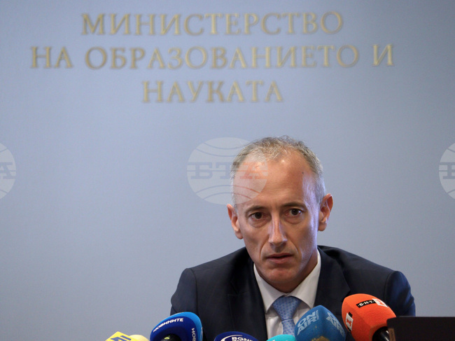 Основната ни цел е да дадем сигнал към учителите и учениците как да учат, как да се подготвят, каза министър Красимир Вълчев