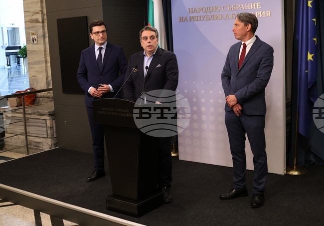 Правителството предлага законопроекти, които водят до обедняване на българските граждани, заявиха от „Продължаваме Промяната“