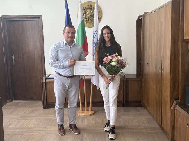 Кметът на Русе Пенчо Милков награди бронзовата медалистка от Балканския шампионат по лека атлетика Росина Николова