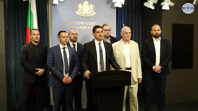 С всички, освен с "Възраждане", ще проведем индивидуални срещи за предстоящия вот на недоверие, каза Радостин Василев