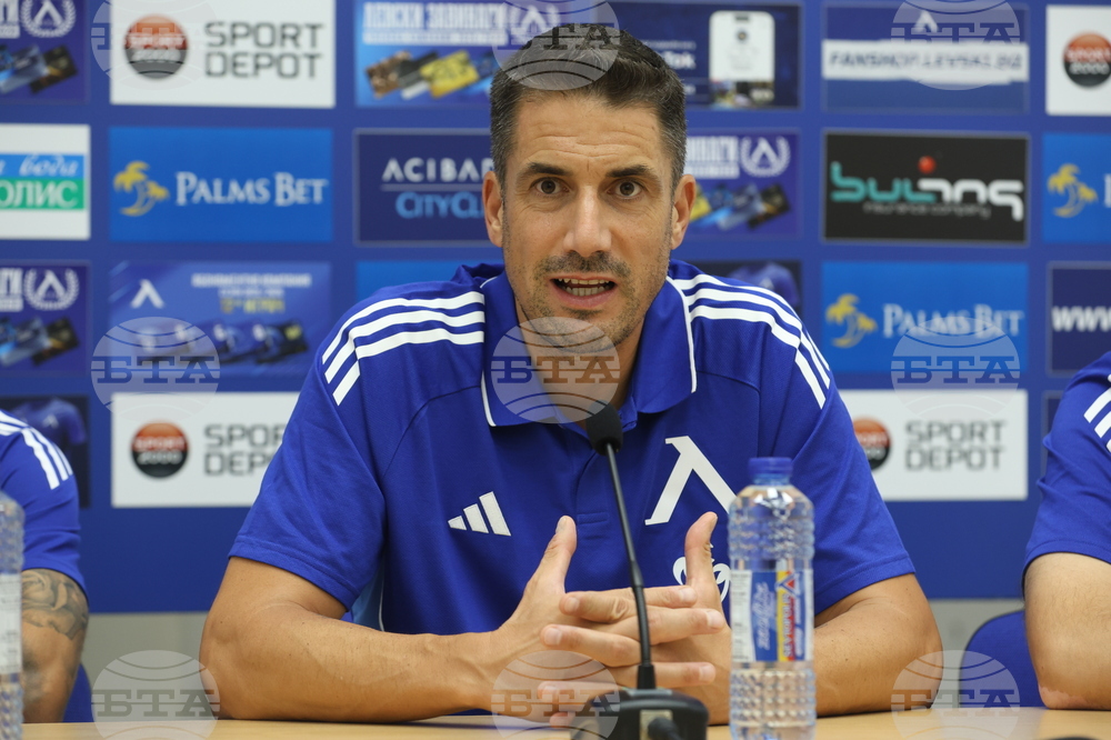 Треньорът на Левски Хулио Веласкес: "Знаем, че ще бъде здрав мач срещу Черно море, имам изключително доверие в Светослав Вуцов"