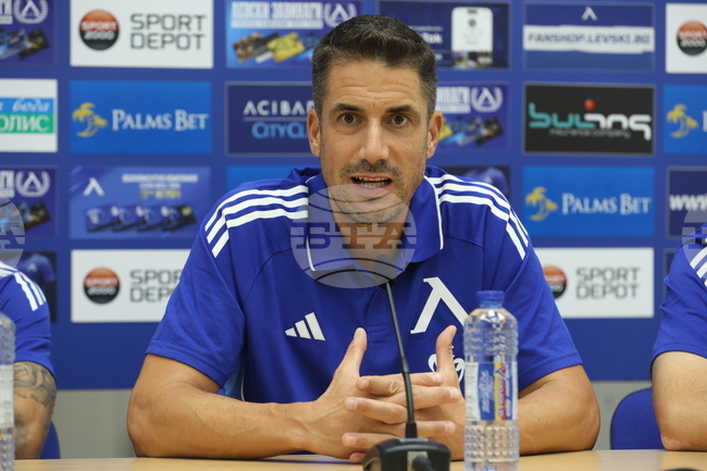 Треньорът на Левски Хулио Веласкес: "Знаем, че ще бъде здрав мач срещу Черно море, имам изключително доверие в Светослав Вуцов"