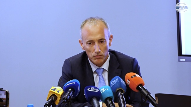 Целта е учениците не да заучават материала, а да решават практически задачи, каза министър Красимир Вълчев