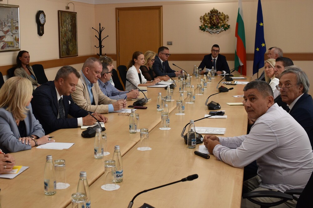 Службите по търговско-икономически въпроси следва своевременно да идентифицират нови пазарни възможности, заяви министър Дилов