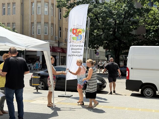 Заради очакваните високи температури през следващите дни, Районна администрация „Възраждане“ организира акция за безплатно раздаване на бутилирана вода на гражданите