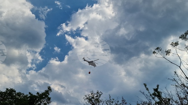 Втори хеликоптер се включва в гасенето на пожара в района на село Илинденци