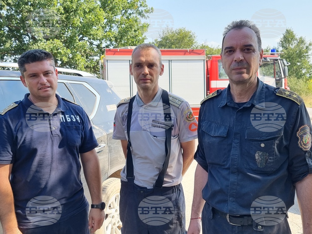 Пожарът в Ямболско е ограничен от три страни, каза заместник-директорът на ГДПБЗН старши комисар Любомир Баров