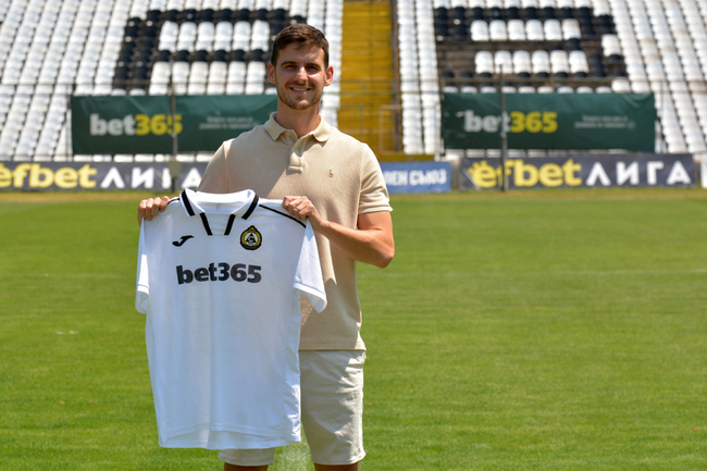 Славия привлече Илиян Стефанов