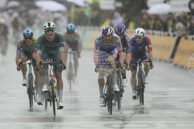 Италианецът Джонатан Милан спечели 17-ия етап от Обиколката на Франция