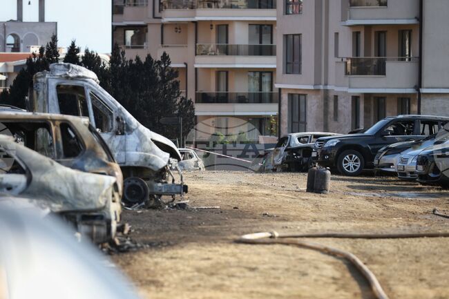 Повече от 20 автомобила са напълно унищожени след пожар в Свети Влас, съобщи началникът на противопожарната служба в Несебър Пламен Колев 
